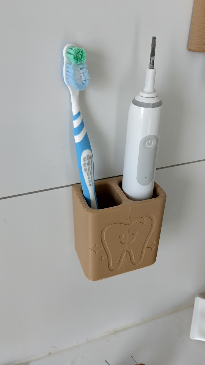 Toothbrush holder with smiling tooth design